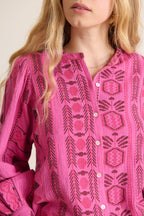 Blusa con mangas anchas y motivos recortados crucero azul