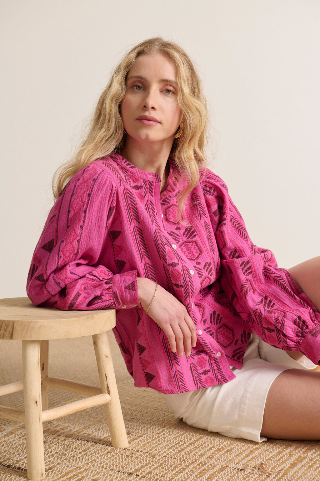 Blusa de algodón con mangas anchas con aberturas en rosa y burdeos, botones nacarados, tejido jacquard 