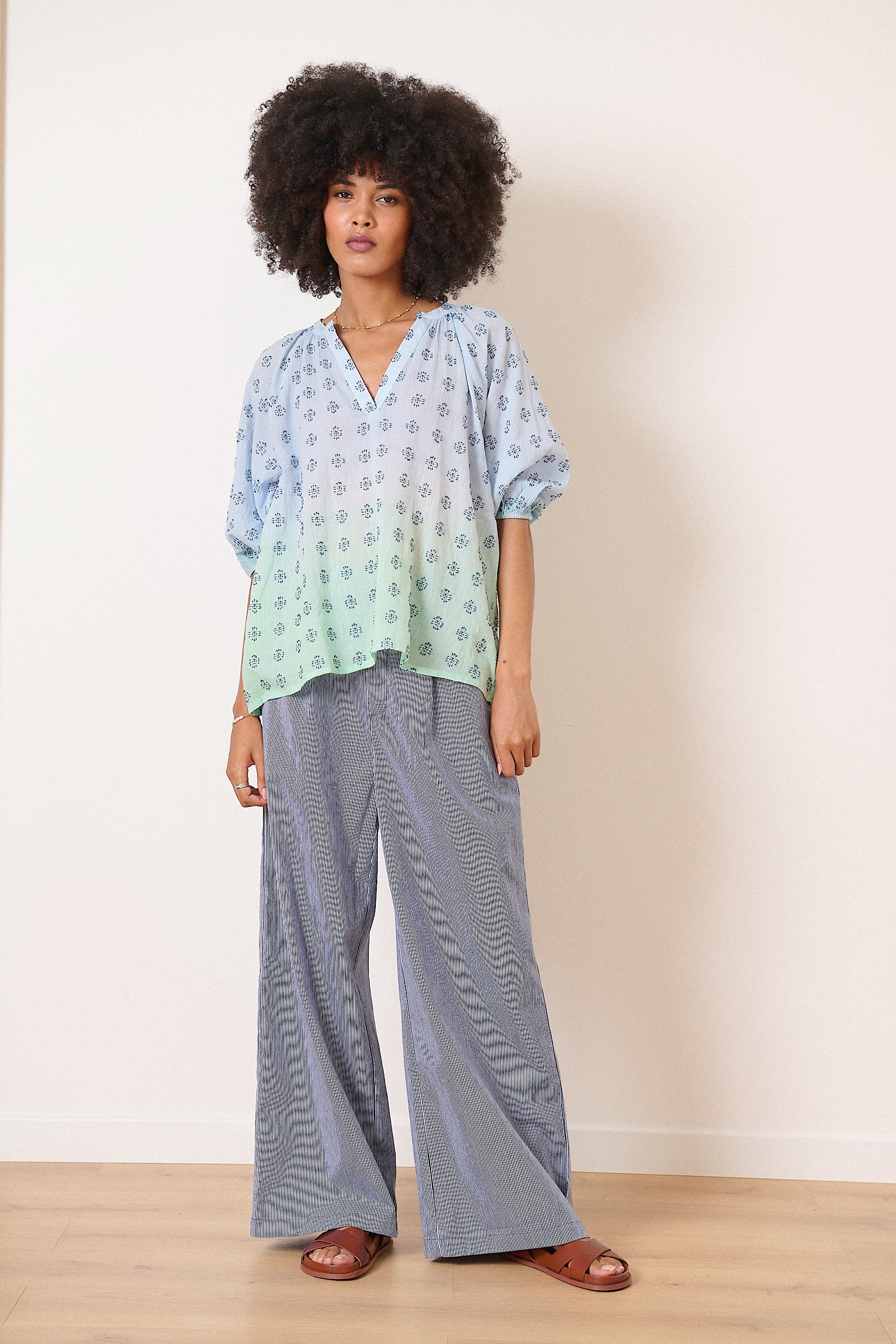 Blouse légère collection printemps été coloris vert et bleu en tie and dye fait main 