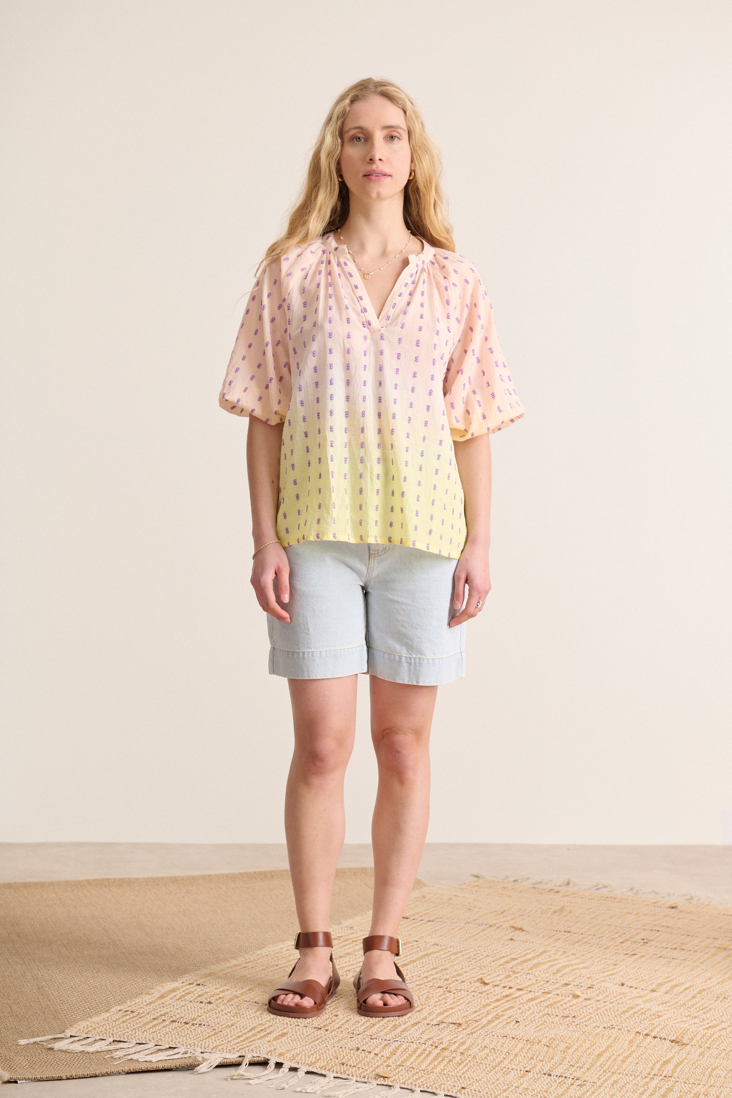 Blouse jaune légère, col V, manches élastiquées, détails plumetis et teinture dip dye artisanale vêtement femme