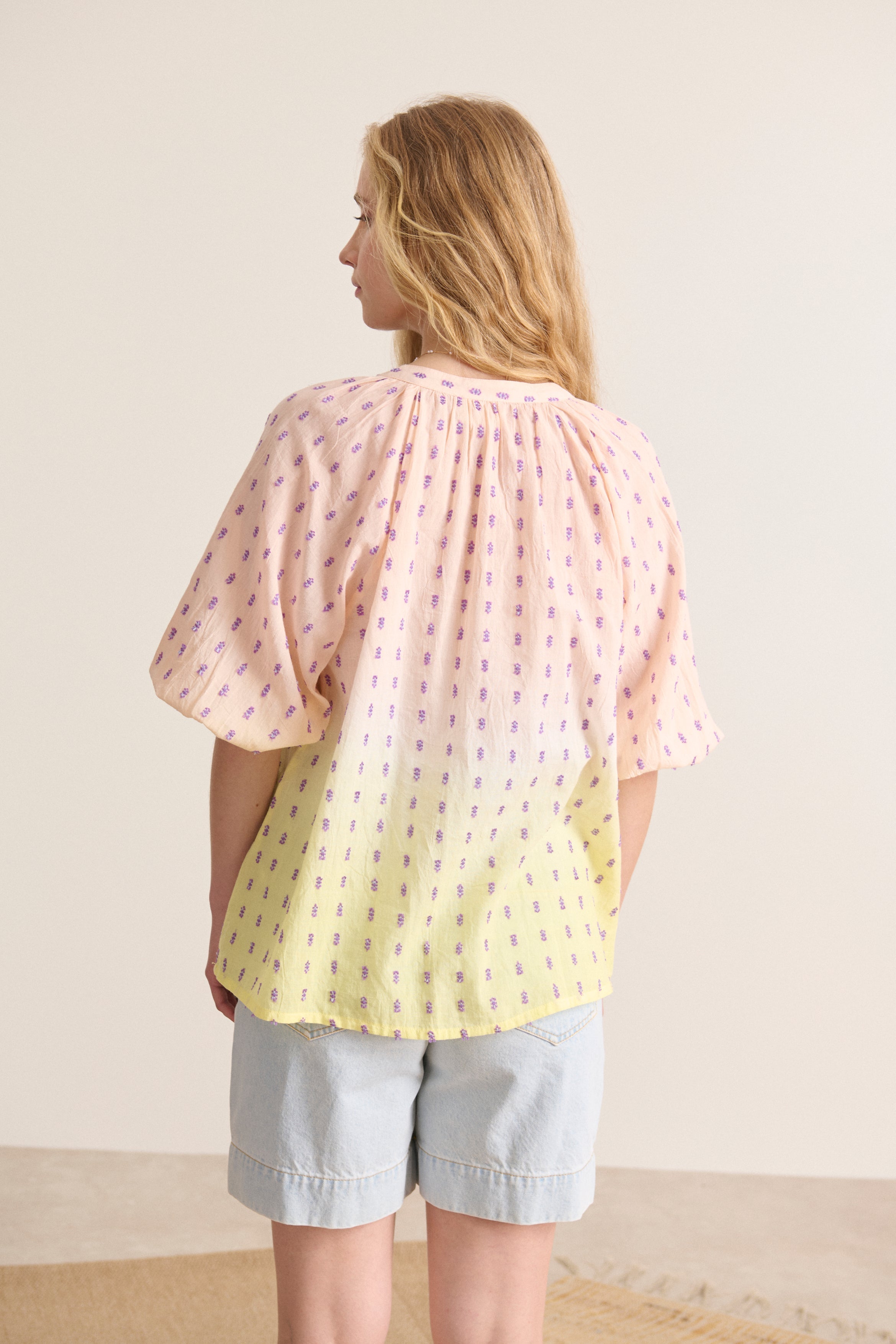 Blouse jaune fluide, broderie plumetis délicate, manches 3/4 élastiquées, effet dip dye unique collection été