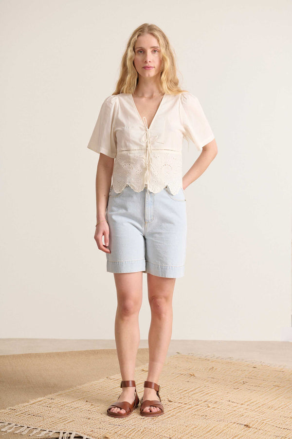 Top con lazos en la parte delantera de manga corta tejido bordado inglés en color crudo blusa de mujer de verano 