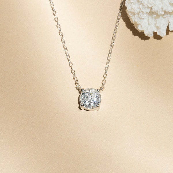 Diamanta – Collier "Collier Impérial 1" D1Ct/1, collier en argent avec un pendentif rond et brillant sur fond beige