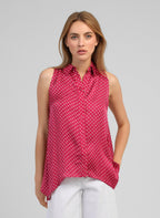 An'ge – Camicia Klarissa Doriva Framboise, blusa fucsia a pois bianchi indossata da una modella, vista frontale