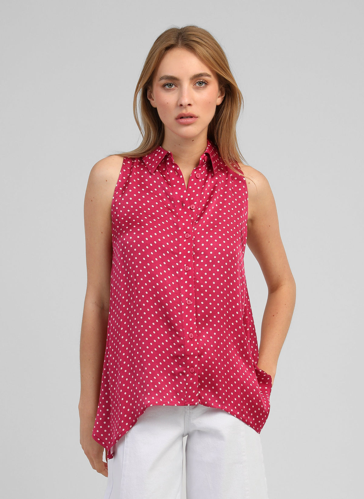 An'ge – Camicia Klarissa Doriva Framboise, blusa fucsia a pois bianchi indossata da una modella, vista frontale