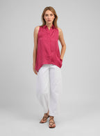 An'ge – Camicia Klarissa Doriva Framboise, modella che indossa una camicetta rosa a pois bianchi e pantaloni bianchi
