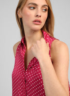 An'ge – Camicia Klarissa Doriva Framboise, modella che indossa una camicia smanicata fucsia a pois bianchi, vista laterale