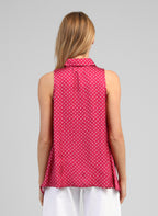An'ge – Camicia Klarissa Doriva Framboise, modella di spalle che indossa un top fucsia a pois bianchi