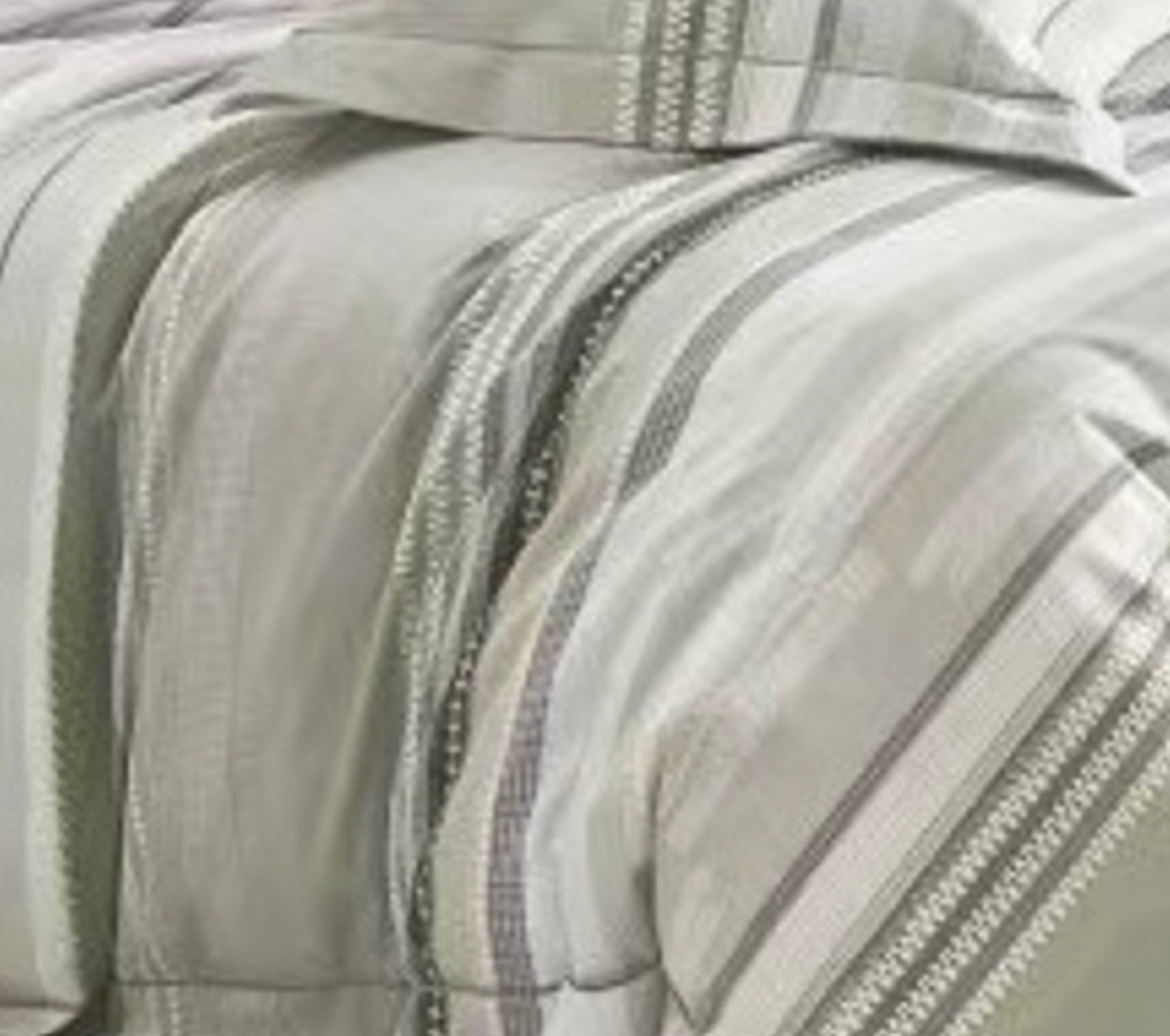 Juego de Edredón Estampado Doble Cara + 2 Fundas de Almohada con Volantes Planos de Piqué - 100% Puro Algodón Percal Peinado