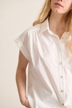 Chemise blanche fluide sans manches en popeline de coton avec découpes structurées collection printemps été