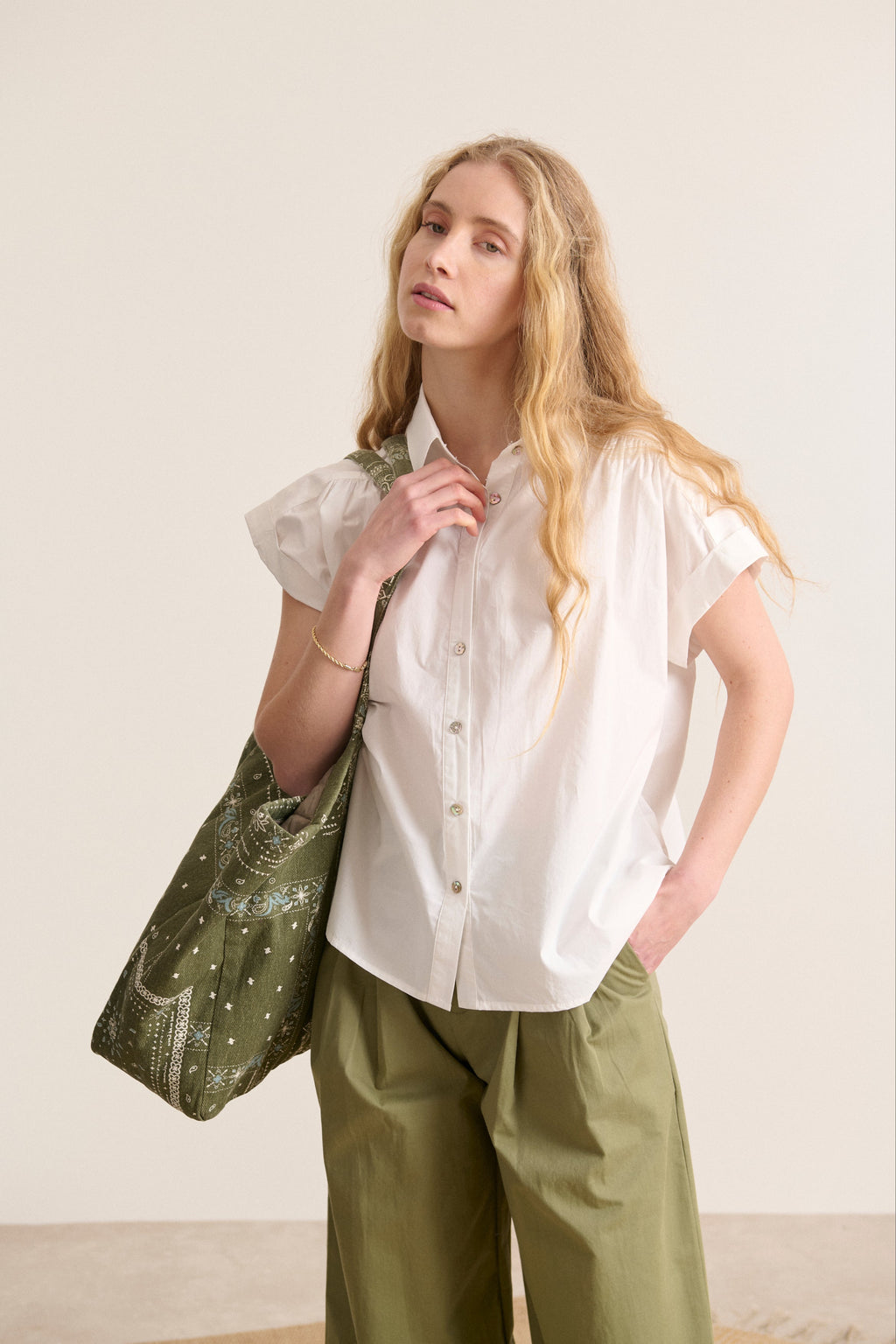 Haut avec col chemise en popeline de coton coupe fluide et ample collection printemps été marque parisienne 
