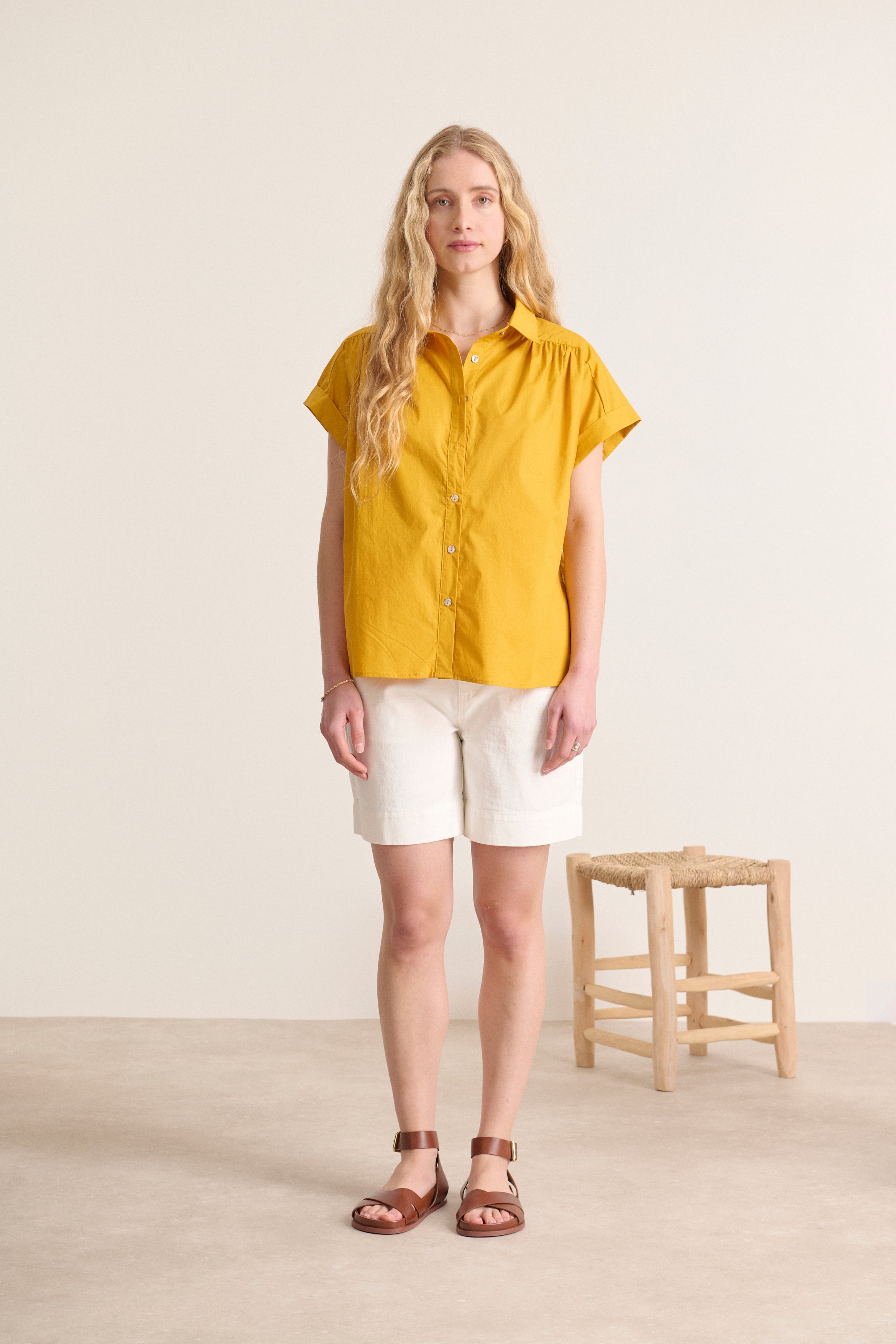Chemise en popeline de coton moutarde pour femme avec coupe fluide et col classique manches tombantes 