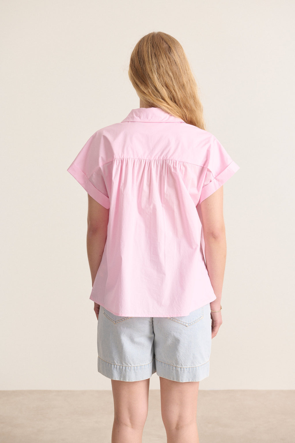 Light cotton top with shirt collar, loose and relaxed fit, pink color, perfect outfit for spring