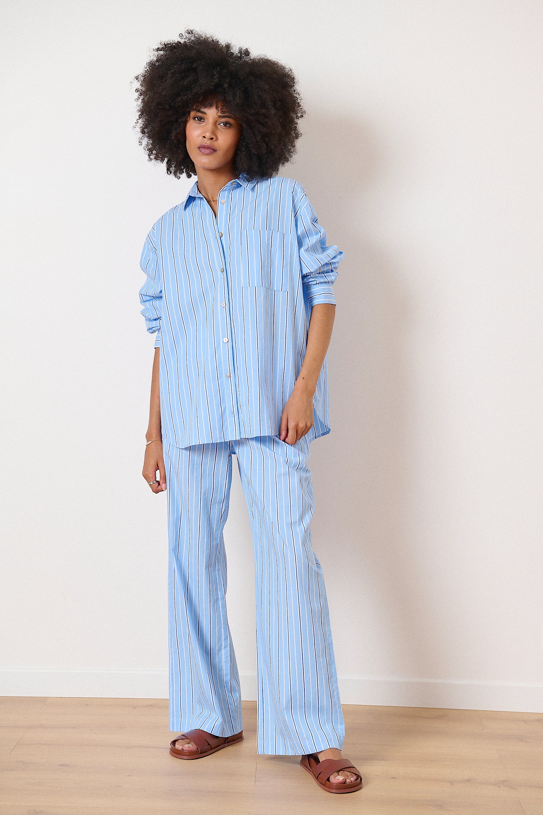 Top 100% algodón de corte recto con estampado de rayas azules y blancas, cuello camisero ropa mujer Garance Paris 