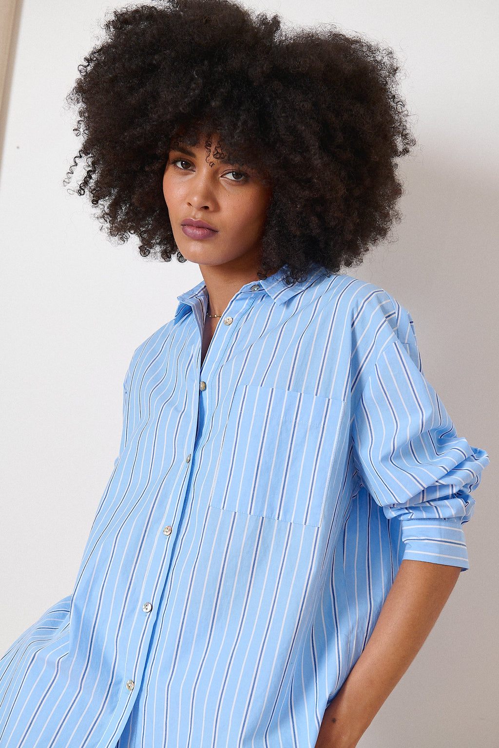 Camisa de rayas de manga larga, cuello camisero de corte recto, colección primavera verano 2025