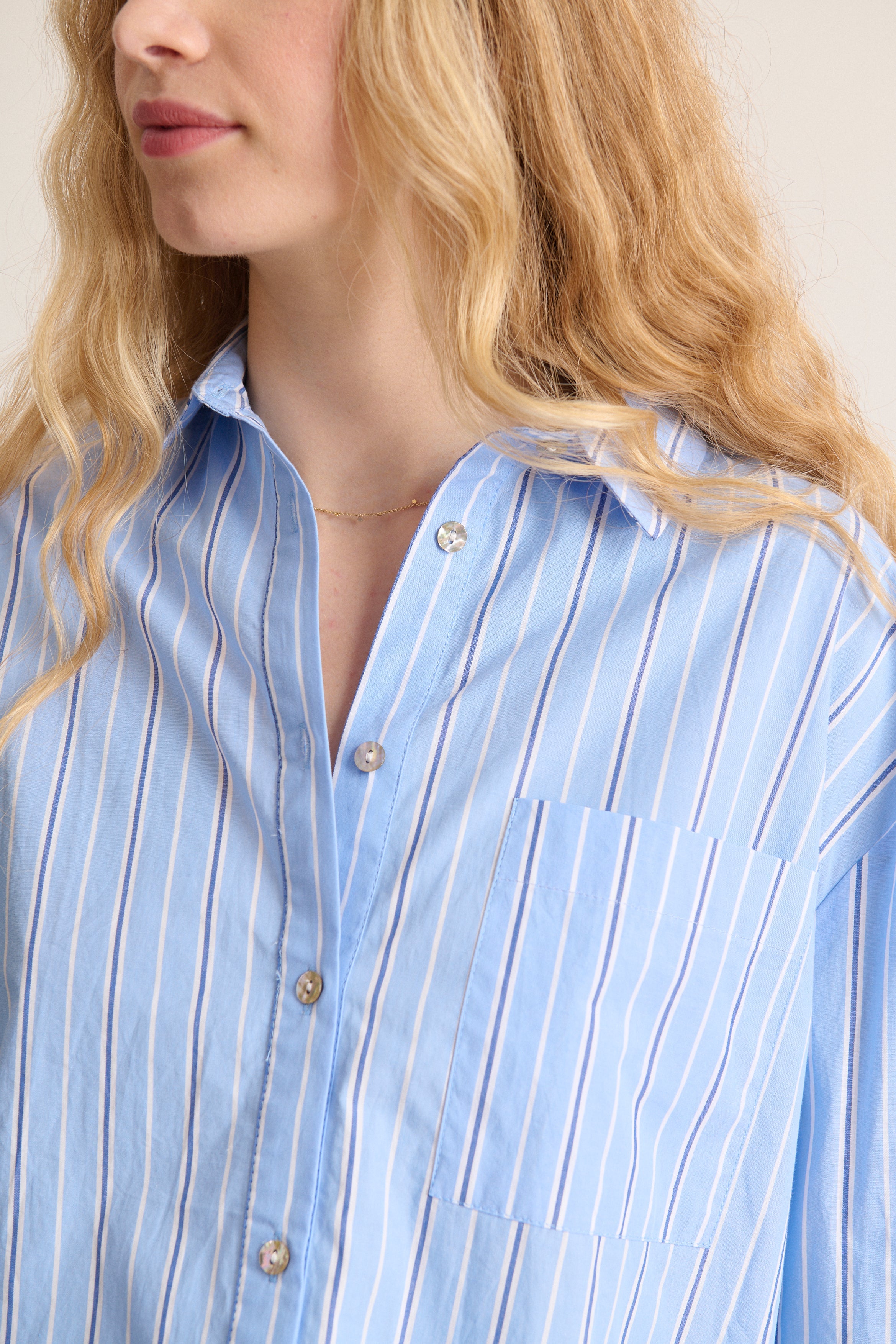 Garance Paris camisa azul de rayas verticales de corte recto y manga larga con botones 