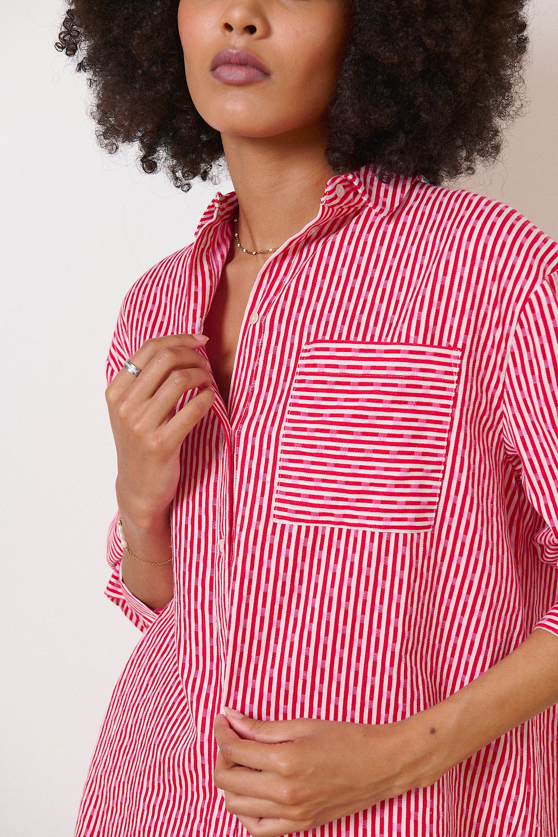 Haut à rayures avec col chemise modèle rayures et pois  avec patte de boutonnage boutons nacrés marque française 