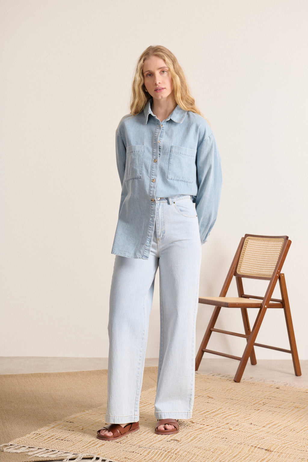 Jean droit taille haute 100% coton coloris bleu clair pantalon femme pour sublimer la silhouette
