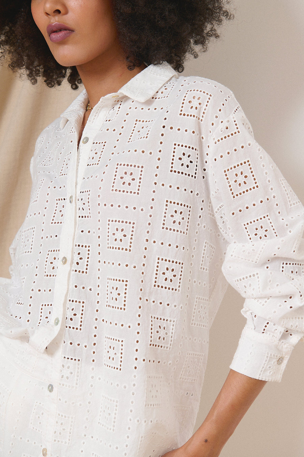Chemise fluide à la coupe oversize avec motifs géométriques sur broderie anglaise 100% coton 