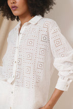 Chemise fluide à la coupe oversize avec motifs géométriques sur broderie anglaise 100% coton 
