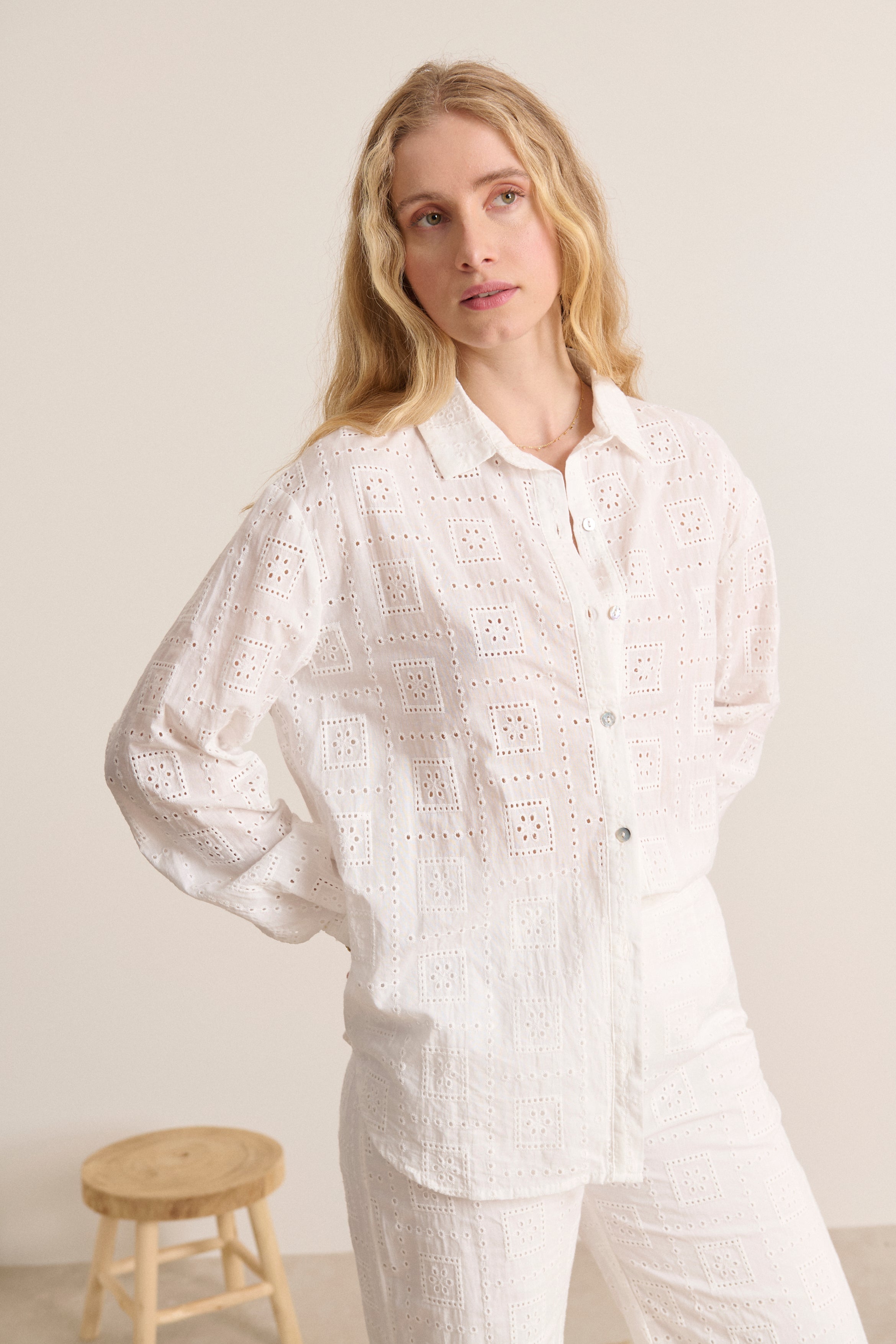 Chemise blanche en broderie anglaise tombé fluide et coupe légèrement oversize manches longues collection printemps été