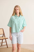 Haut vert ample à manches courtes avec poches, idéale pour un style casual et confortable