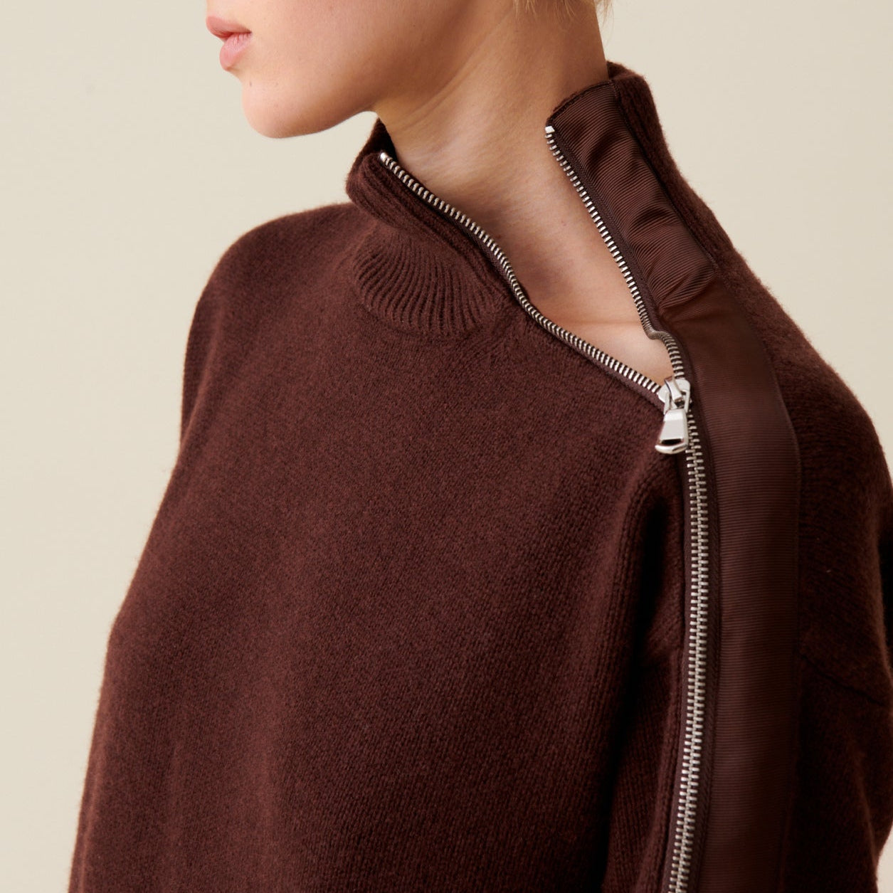 Claudie Pierlot - Jersey Cuello Alto con Cremallera Marrón