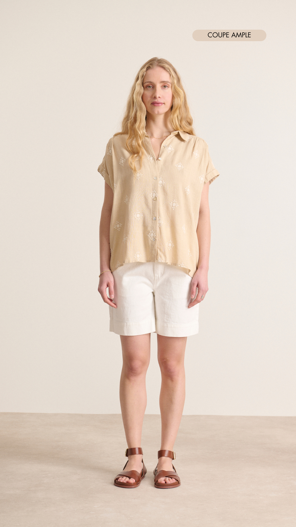 Chemise beige avec manches très courtes avec détails de broderie blanche et découpes et fronces pour une allure féminine Garance Paris