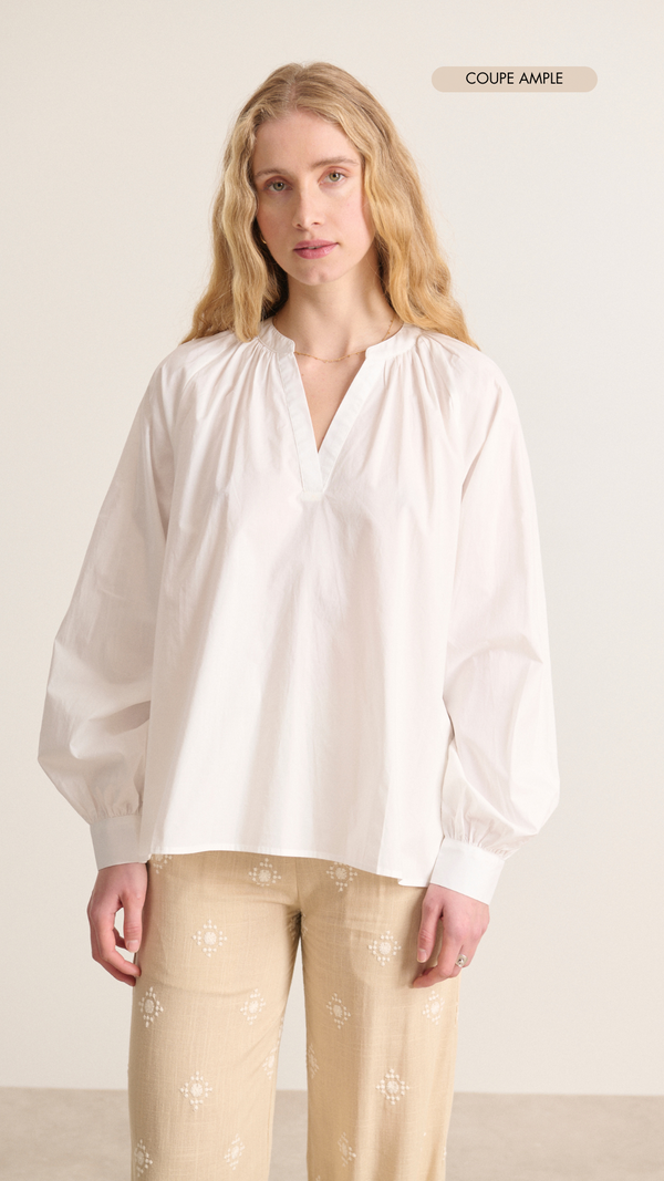 Blusa ligera con escote en pico y frunces y manga larga con botones nacarados, top femenino elegante y cómodo