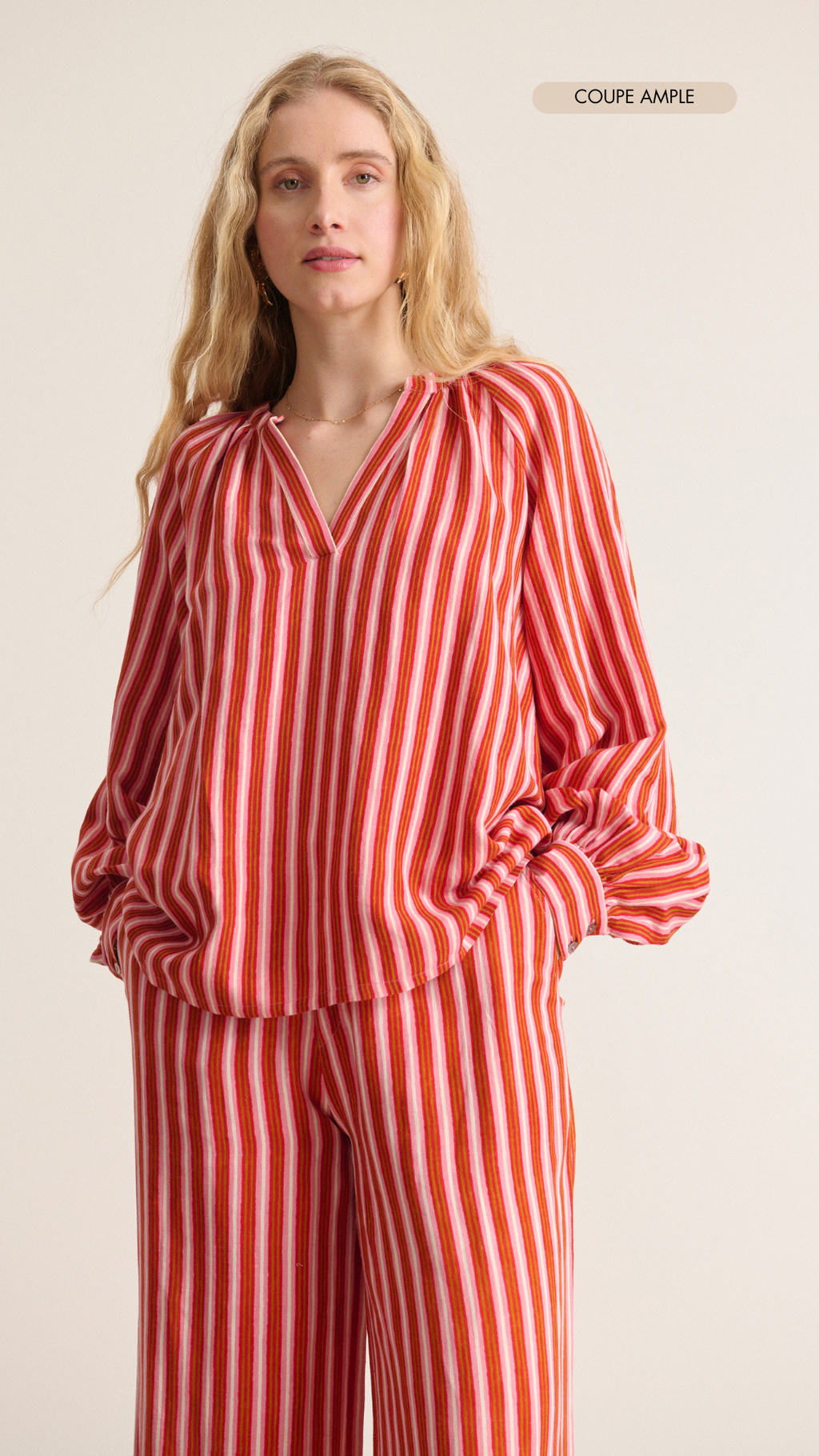 Blouse manches longues et large encolure en V poignets boutonnés motif à rayures coloris rouge marque parisienne Garance 
