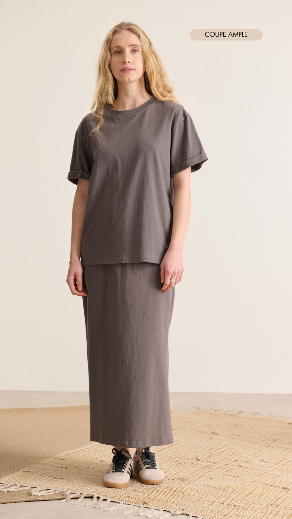 Tee-shirt anthracite manches courtes, col rond, coupe oversize. Collection printemps été