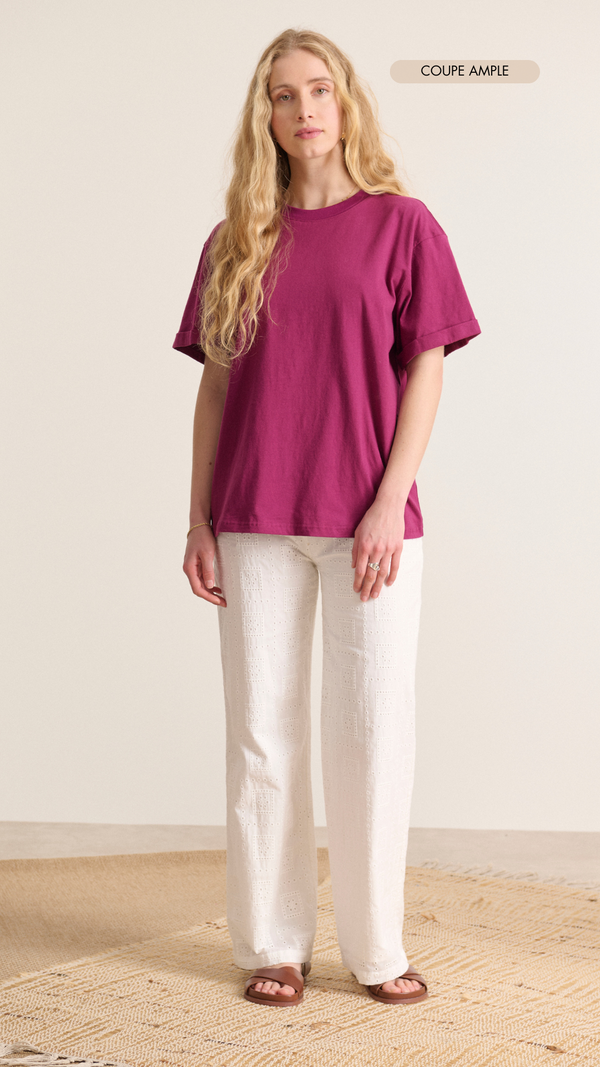 Camiseta clásica lisa en color granate, corte holgado con manga corta, cuello redondo, material de algodón 