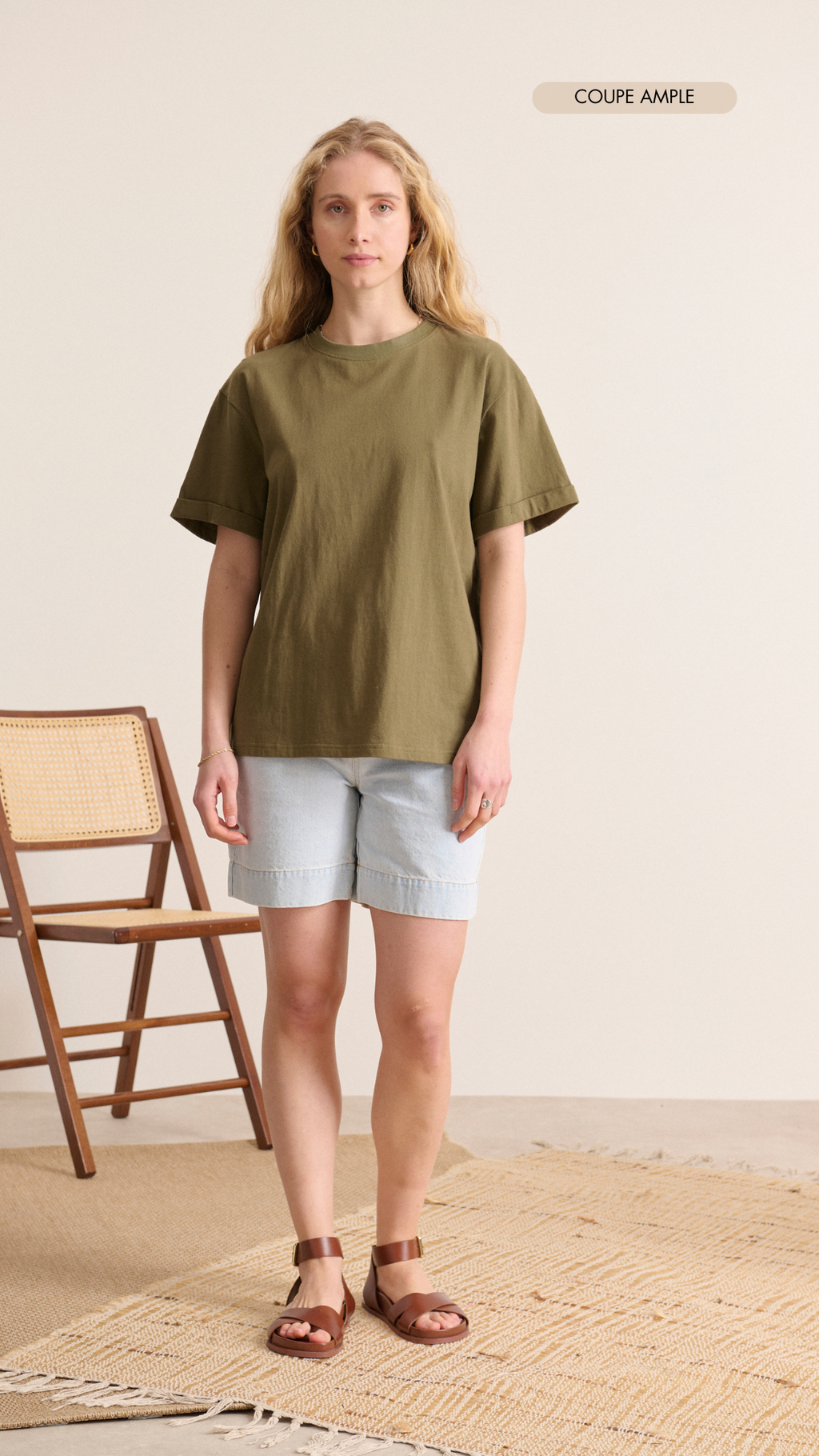 Tee-shirt kaki manches courtes, col rond, volume légèrement oversize. Collection printemps été