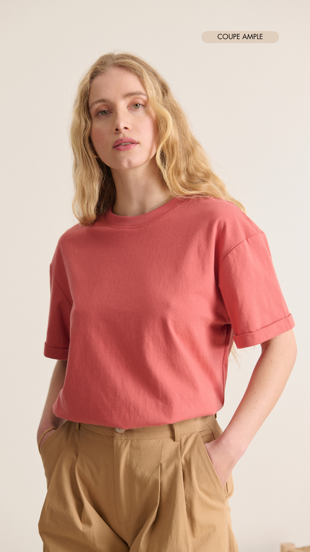 T-shirt à col rond et à manches courtes avec revers haut à la coupe droite et légèrement oversize coloris terre cuite 