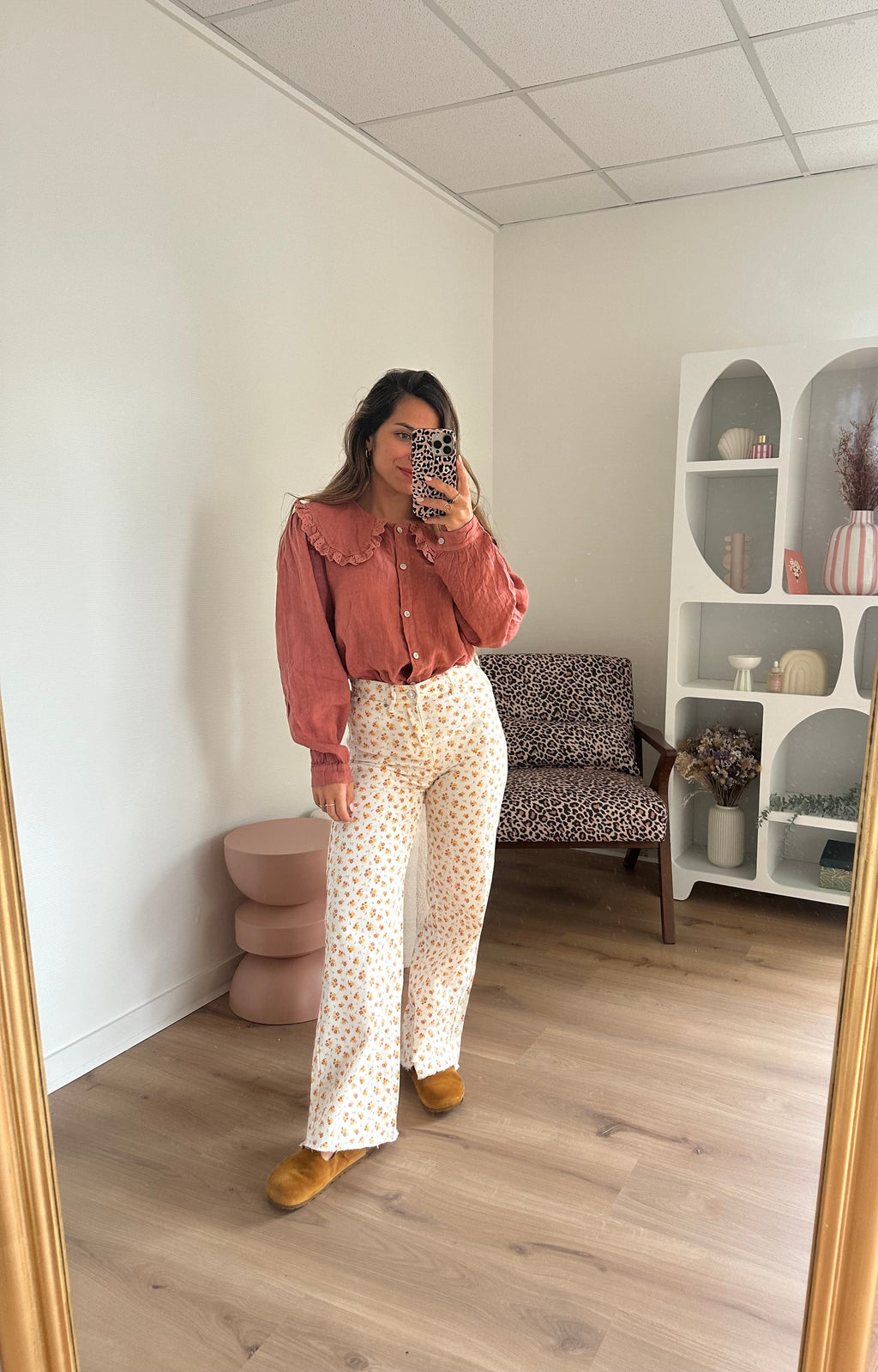 Vaqueros acampanados con estampado floral María