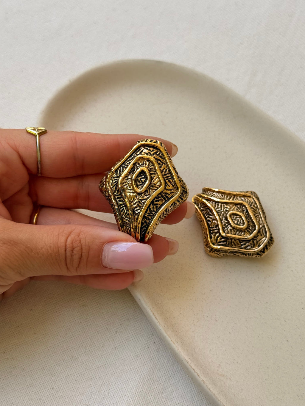Pendientes Guy Laroche Vintage - Esculpidos Dorados