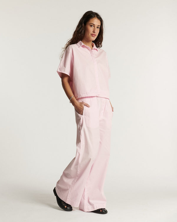 Pantalón ancho de popelín de algodón rosa palo, corte fluido y relajado para un estilo veraniego femenino y confortable.