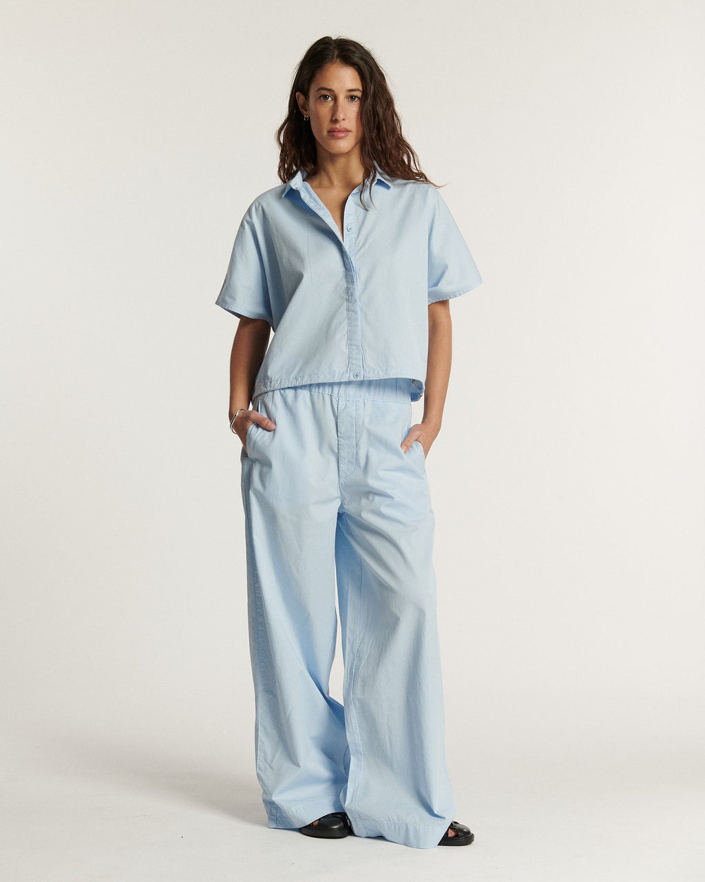 Pantalon large en popeline légère bleu clair, coupe fluide et décontractée, idéal pour un style estival féminin et élégant.