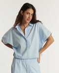 Jean en popeline légère bleu clair, coupe droite, tissu 100% coton, confortable et adapté à toutes les morphologies féminines.