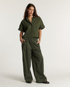 Women's pants in khaki poplin, wide and fluid cut with elastic waist, light and comfortable material suitable for all body shapes.