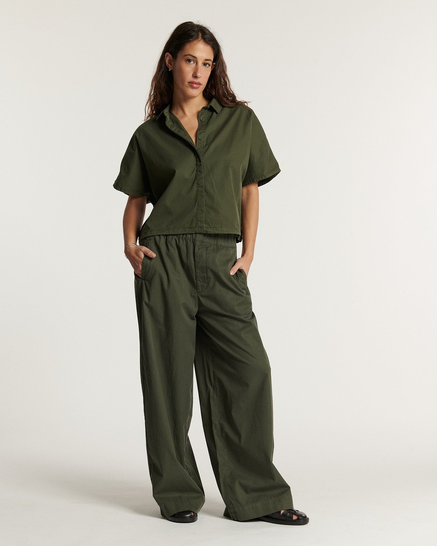 Women's pants in khaki poplin, wide and fluid cut with elastic waist, light and comfortable material suitable for all body shapes.