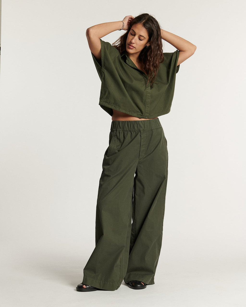 Women's khaki poplin pants, wide and fluid cut with elastic waist for comfort suitable for all body shapes.