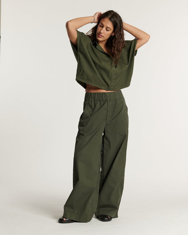 Pantalón de mujer de popelín caqui, corte ancho y fluido con cintura elástica para mayor comodidad apto para todas las morfologías.