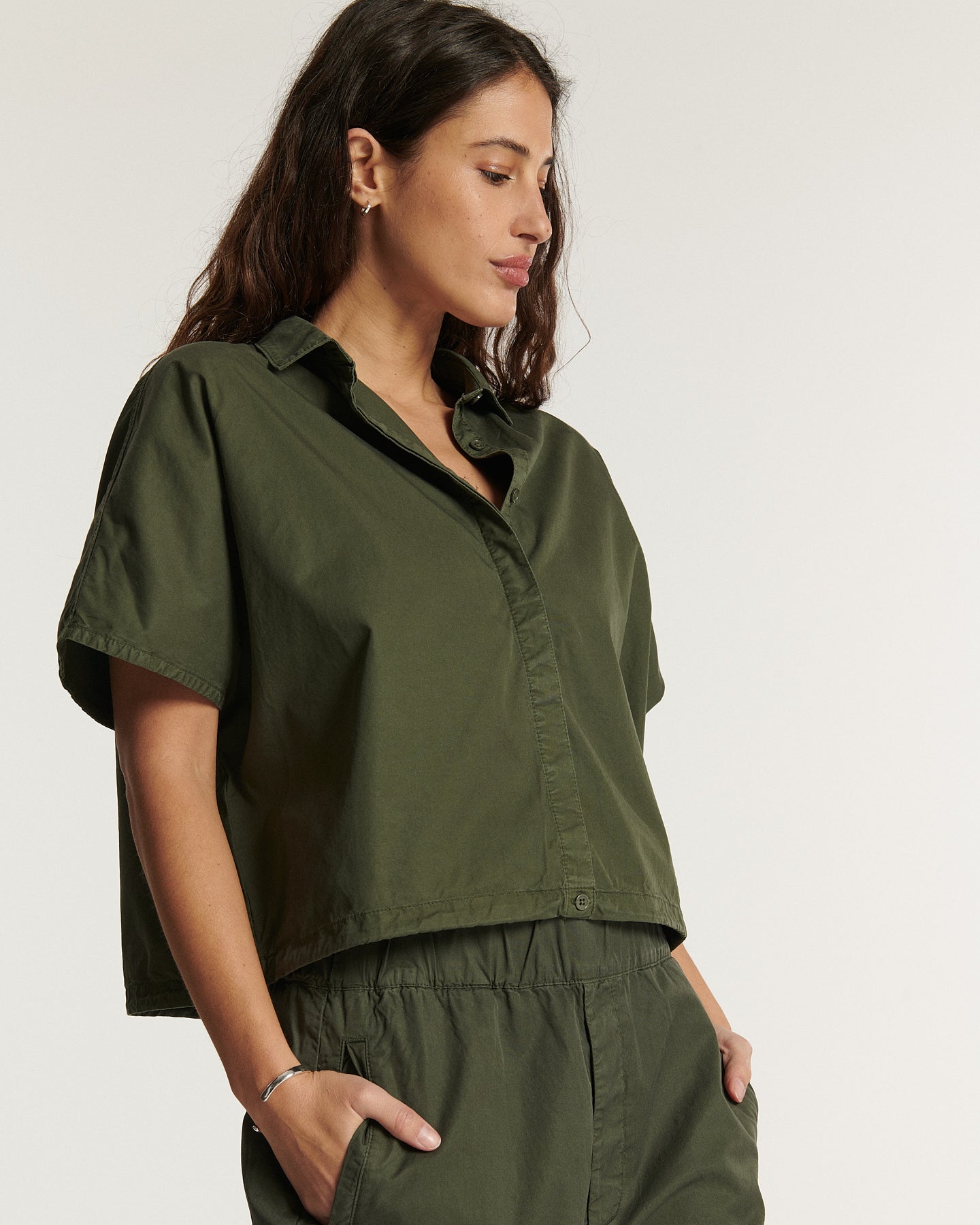 Lightweight khaki poplin pants, straight and comfortable cut, designed to adapt to all female body shapes with a soft and breathable cotton fabric.