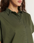 Khaki pants in light poplin, straight and fitted cut, offering comfort and finesse thanks to its soft cotton material suitable for all female body shapes.