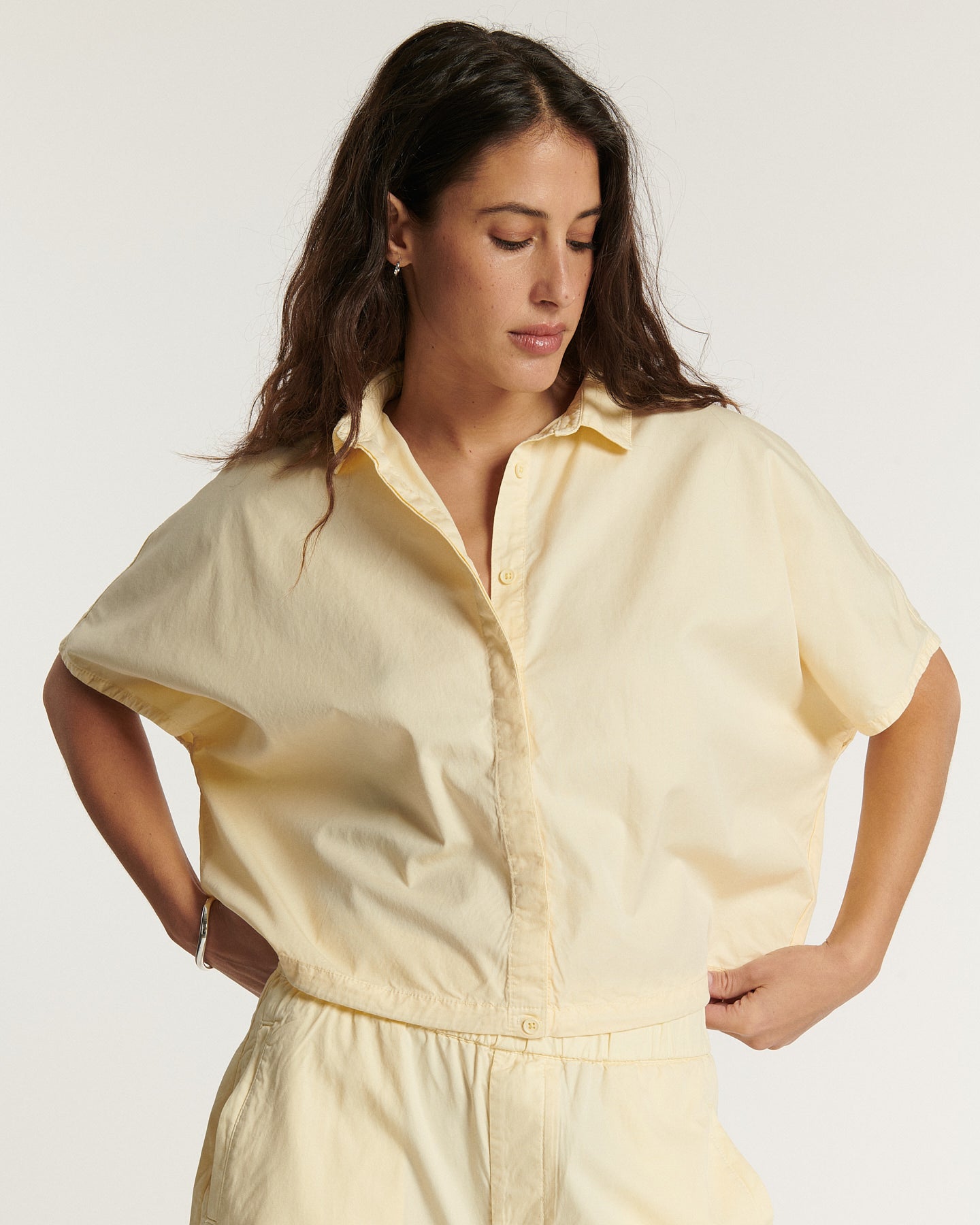 Pantalon fluide en popeline vanille, coupe droite et ajustée, matière légère et confortable idéale pour le printemps-été, conçue pour s’adapter à toutes les morphologies.