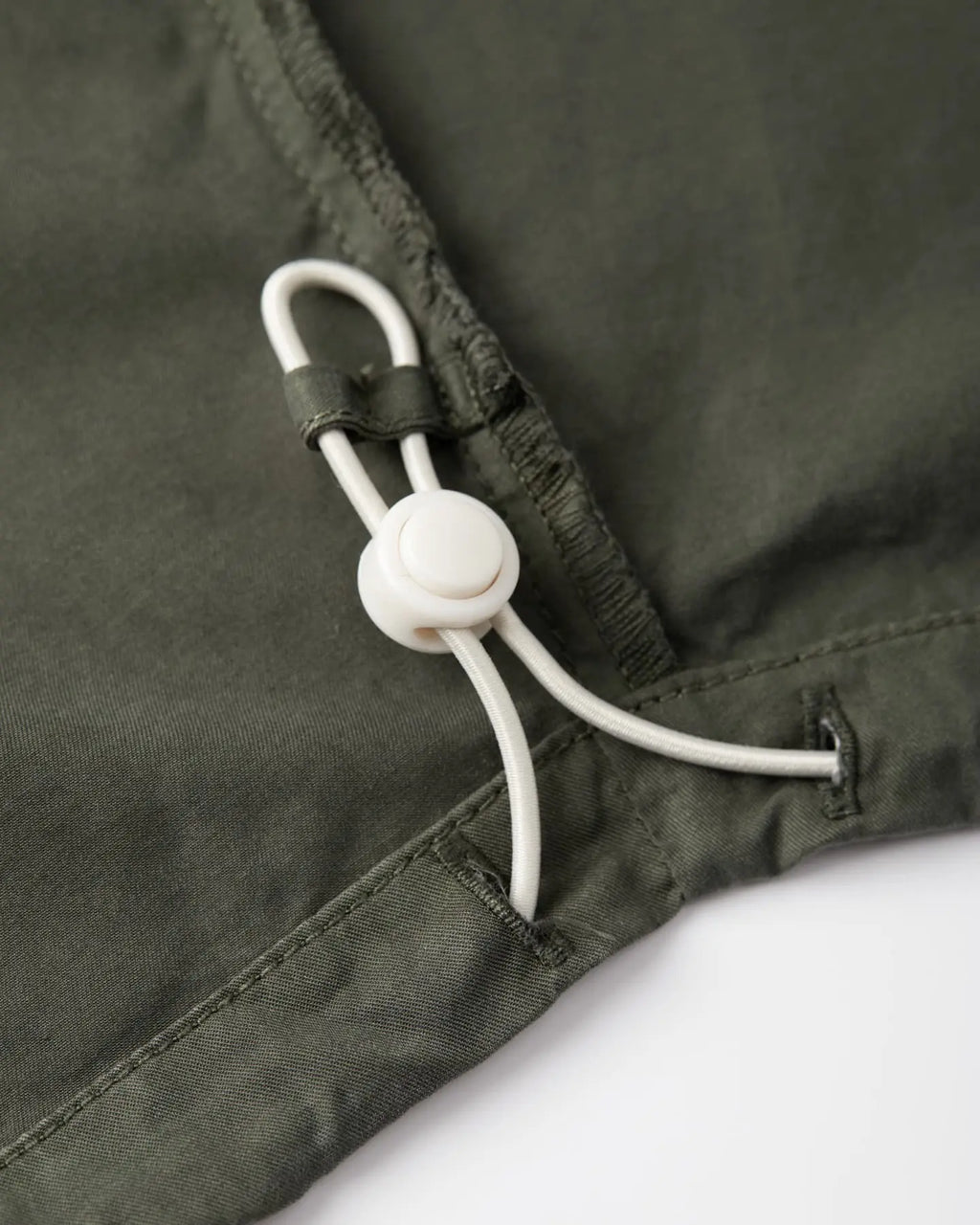 Zoom on khaki poplin pants, light cotton fabric, straight cut with adjustable drawstring for personalized comfort.