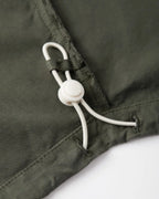 Zoom on khaki poplin pants, light cotton fabric, straight cut with adjustable drawstring for personalized comfort.