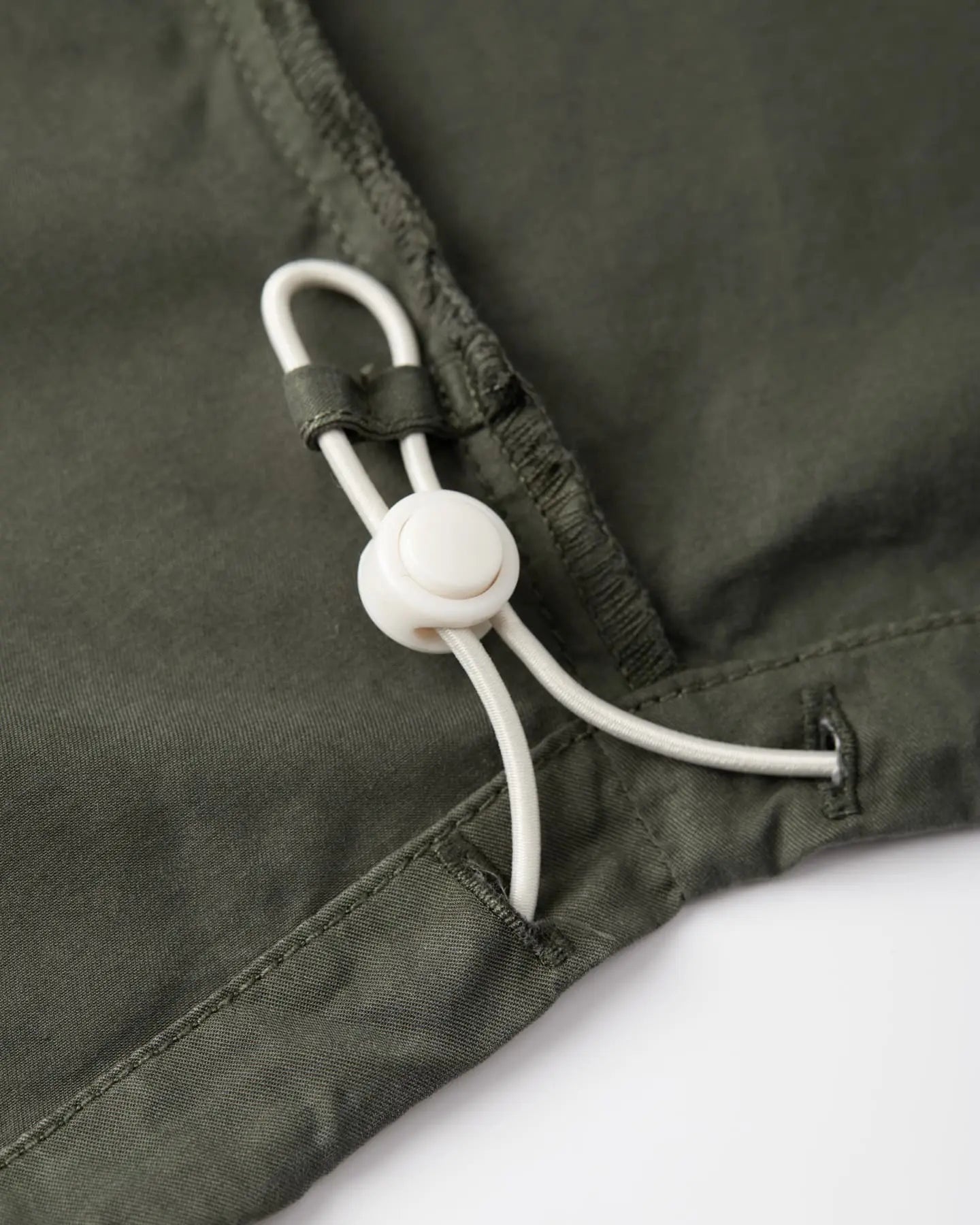 Zoom on khaki poplin pants, light cotton fabric, straight cut with adjustable drawstring for personalized comfort.