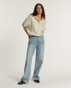 Jean femme en denim léger couleur écume, coupe droite et confortable, conçu pour s’adapter à toutes les morphologies avec un style décontracté.